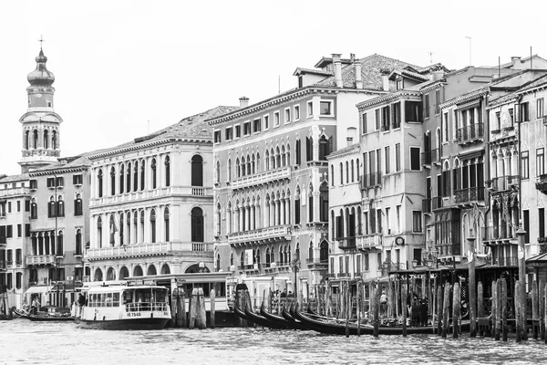 VENECIA, ITALIA - el 4 de mayo de 2015. Las góndolas están amarradas alrededor de la costa del Gran Canal (Canal Grande). Palacios antiguos en el terraplén — Foto de Stock