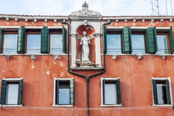 Venedig, Italien - den 4 maj 2015. Ett fragment av en fasad hos ett typiskt hus i ö delen av staden — Stockfoto
