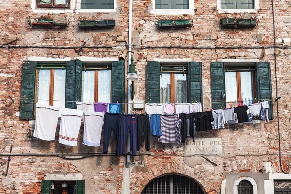 VENECIA, ITALIA - el 4 de mayo de 2015. Un fragmento de una fachada de una casa típica en la parte insular de la ciudad —  Fotos de Stock