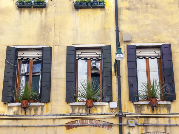 VENECIA, ITALIA - el 4 de mayo de 2015. Un fragmento de una fachada de una casa típica en la parte insular de la ciudad — Foto de Stock