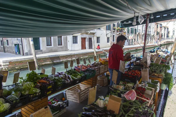 VENISE, ITALIE - le 4 mai 2015. Canal typique de la rue vénitienne. Le marché flottant sur la côte — Photo