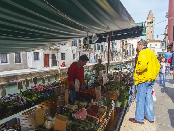 VENECIA, ITALIA - el 4 de mayo de 2015. Típico canal de la calle veneciana. El mercado flotante de la costa —  Fotos de Stock