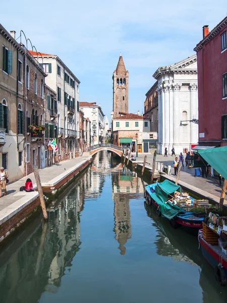 VENICE, ITÁLIA - em 4 de maio de 2015. Paisagem urbana. Edifícios e seus reflexos na água do canal — Fotografia de Stock