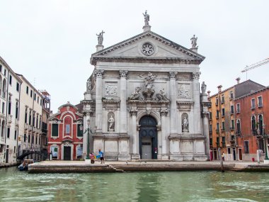 Venice, İtalya - 29 Nisan 2015 tarihinde. Grand kanal (Canal Grande San Pack (Chiesa di San Stae) banka kiliseye)