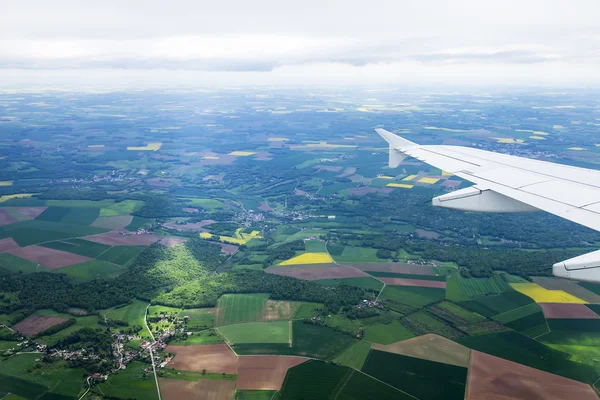 土地に来る飛行機の窓から平面図 — ストック写真