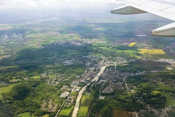 La vista superior desde una ventana del avión que viene en la tierra — Foto de Stock