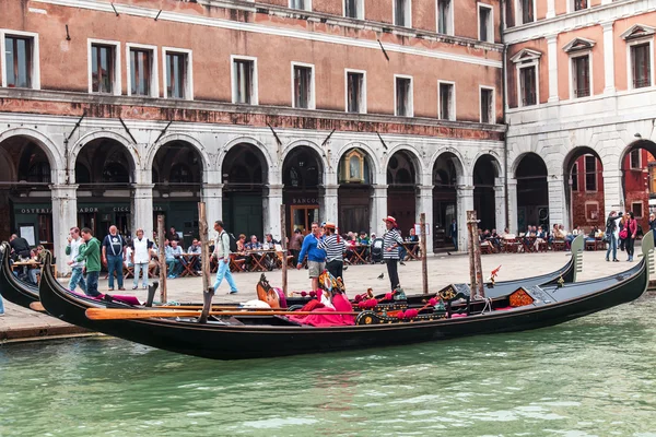 Venice, Italië - op 4 mei 2015. Lopen op een gondel op de Grand kanaal (Canal Grande) - een van de meest bekende toeristische attracties in Venetië. Passagiers nemen plaatsen in een gondel — Stockfoto