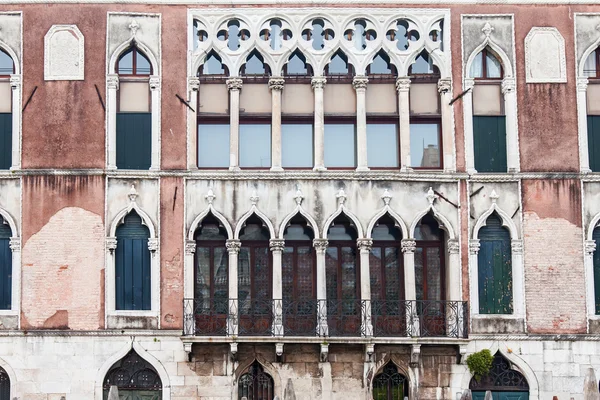 VENICE, ITALY - on MAY 4, 2015. A fragment of a facade of a typical palace in island part of the city — Stock Photo, Image