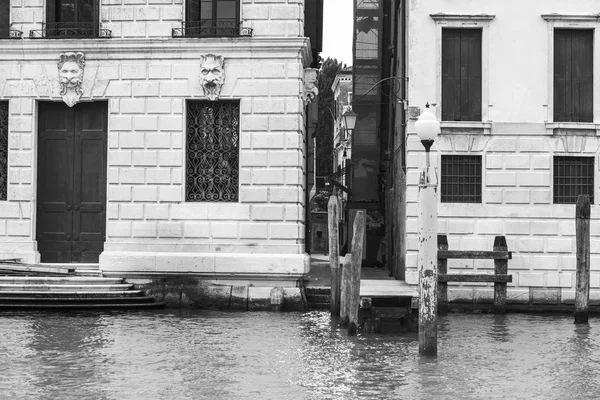 VENICE, ITALIEN - MAJ 4, 2015. Bylandskab. Storkanal (Canal Grande) og smal kanal mellem bygninger - Stock-foto