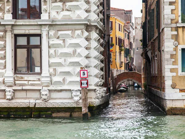 VENICE, ITALY - on MAY 4, 2015. City landscape. Grand channel (Canal Grande)  and narrow channel between buildings — Stock Photo, Image