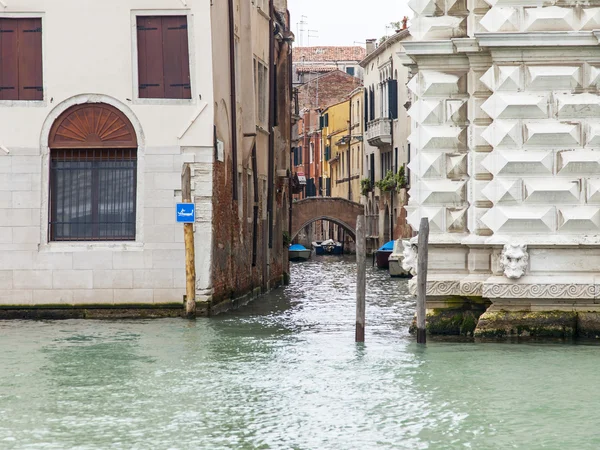 Venice, İtalya - 4 Mayıs 2015 tarihinde. Şehir manzarası. Grand kanal (Canal Grande) ve Binalar arasında dar kanal — Stok fotoğraf