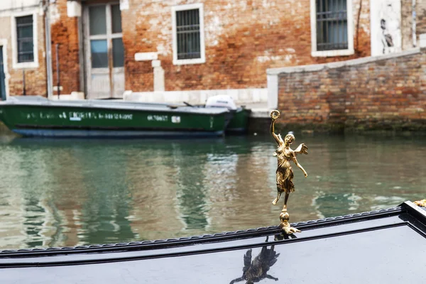 VENICE, ITALY - on MAY 4, 2015. Gondolas are moored about the coast of the channel. Ancient palaces on the embankment — Stok fotoğraf