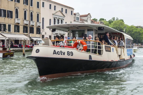 VENICE, ITÁLIA - em 4 de maio de 2015. Vaporetto com passageiros flutua no Grande Canal (Canal Grande). Vaporetto é um dos principais tipos de transporte público em Veneza — Fotografia de Stock