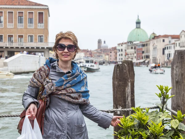 VENICE, ITÁLIA - em 4 de maio de 2015. O turista feliz vai passear — Fotografia de Stock