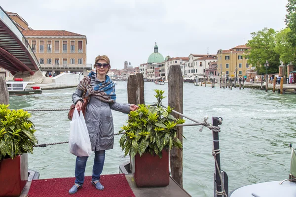 VENICE, ITÁLIA - em 4 de maio de 2015. O turista feliz vai passear — Fotografia de Stock