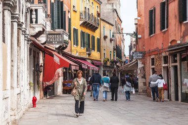 Venice, İtalya - 29 Nisan 2015 tarihinde. Yayalar da dar eğri eski sokağa dön