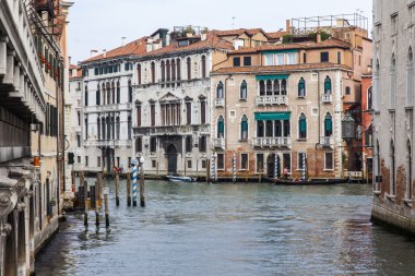 Venice, İtalya - 4 Mayıs 2015 tarihinde. Şehir manzarası. Binalar üzerinde dolgu kanal suda yansıtacak