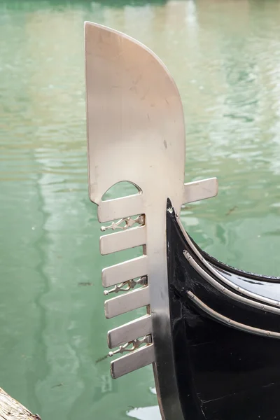 Gondole contre l'eau du canal — Photo