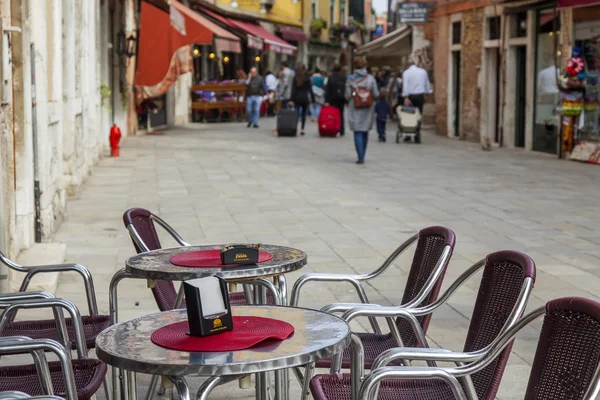 Venice, Italië - op 4 mei 2015. Zomerterras openlucht vroeg in de ochtend wachten voor bezoekers — Stockfoto