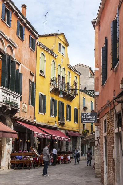 VENECIA, ITALIA - 29 DE ABRIL DE 2015. Los peatones van en la estrecha curva de la vieja calle —  Fotos de Stock