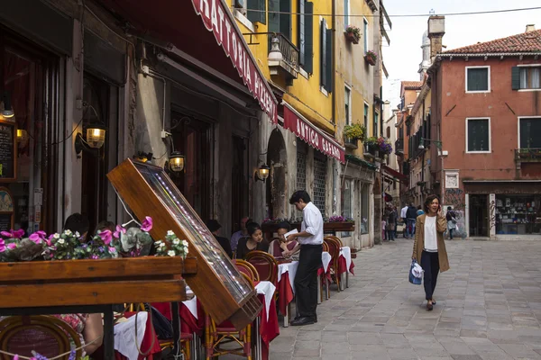Venice, İtalya - 4 Mayıs 2015 tarihinde. Yaz Cafe sabah erken ziyaretçiler için bekleyen açık hava — Stok fotoğraf