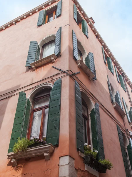 VENECIA, ITALIA - el 4 de mayo de 2015. Un fragmento de una fachada de un palacio típico en la isla parte de la ciudad —  Fotos de Stock