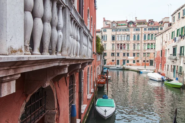 Venice, Italië - op 4 mei 2015. Stad landschap. Gebouwen aan de kade weerspiegelen in het water van het kanaal — Stockfoto