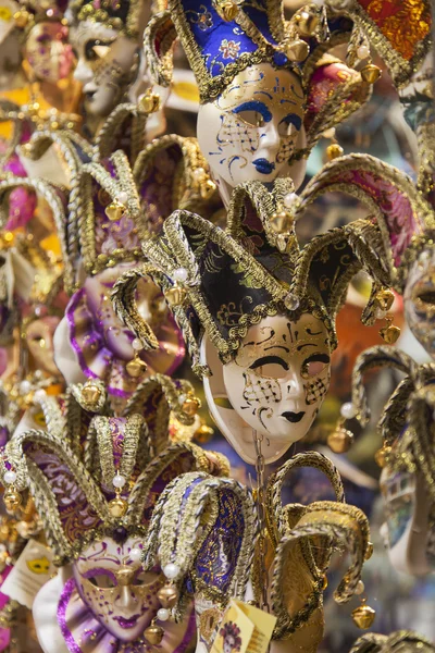 Máscaras típicas de carnaval veneziano em uma vitrine da loja de presentes — Fotografia de Stock