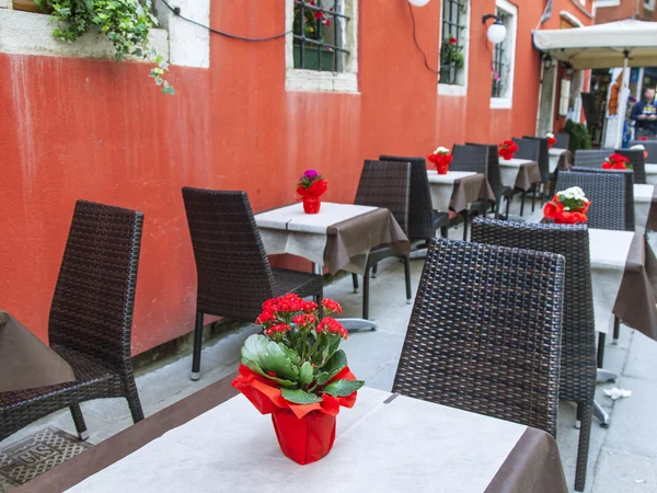 Venice, Italië - op 4 mei 2015. Zomerterras openlucht vroeg in de ochtend wachten voor bezoekers — Stockfoto