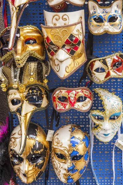 Máscaras típicas de carnaval veneciano en un escaparate de la tienda de regalos — Foto de Stock