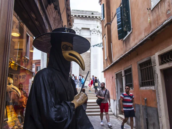 VENECIA, ITALIA - 29 DE ABRIL DE 2015. Los peatones van en la estrecha curva de la vieja calle — Foto de Stock