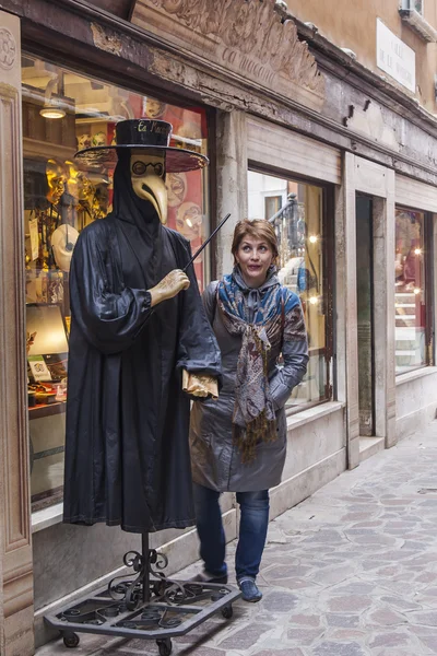 VENICE, ITÁLIA - em 4 de maio de 2015. O turista feliz vai passear — Fotografia de Stock