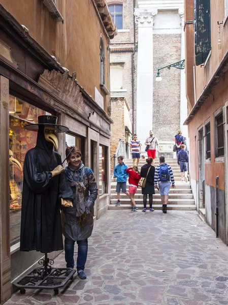 VENISE, ITALIE - le 4 mai 2015. Le touriste heureux va faire du tourisme — Photo