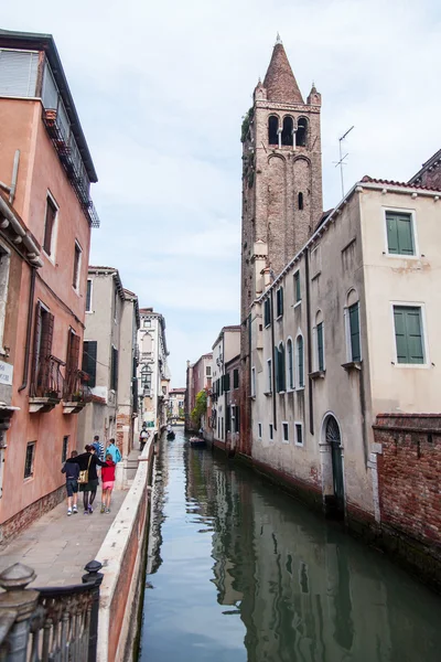 VENICE, ITALY - on MAY 4, 2015. The typical Venetian street canal — 图库照片