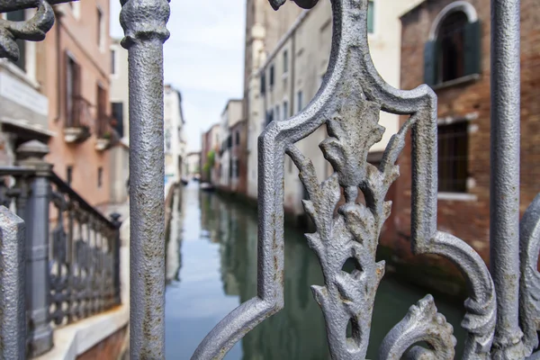 Venice, İtalya - 4 Mayıs 2015 tarihinde. Figürlü bir kafes köprünün karşı bir şehir manzarası — Stok fotoğraf