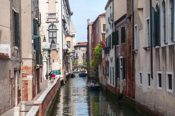 VENICE, ITALY - 4 мая 2015 г. Типичный Венецианский уличный канал — стоковое фото