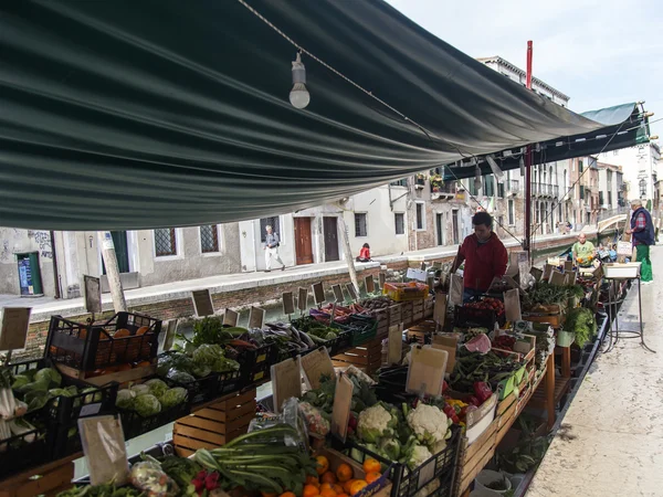 Venedig, Italien - am 4. Mai 2015. Typischer venezianischer Straßenkanal. der schwimmende Markt an der Küste — Stockfoto