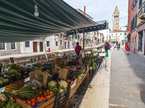 Venice, İtalya - 4 Mayıs 2015 tarihinde. Tipik Venedik sokak kanalına. Yüzen Pazar deniz kenarı hakkında — Stok fotoğraf