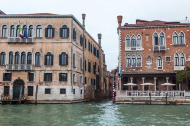 Venice, İtalya - 4 Mayıs 2015 tarihinde. Şehir manzarası. Grand kanal (Canal Grande kıyısında binaların mimari bir kompleksi)