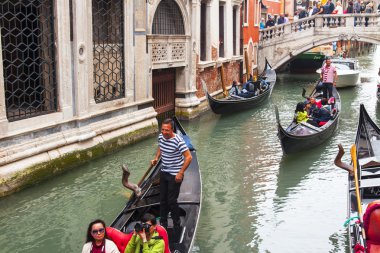 Venice, İtalya - 4 Mayıs 2015 tarihinde. Bir gondol Venedik kanallar - Venedik'teki en bilinen turistik üzerinde yürü.
