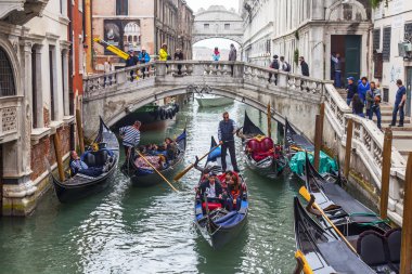 Venice, İtalya - 4 Mayıs 2015 tarihinde. Bir gondol Venedik kanallar - Venedik'teki en bilinen turistik üzerinde yürü.