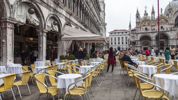 VENICE, ITALY - on MAY 4, 2015. Historical cafe Lavena open-air on San Marko Square. The cafe is attractive to tourists — Stock Photo, Image