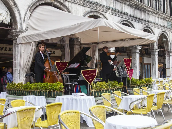 VENICE, ITÁLIA - em 4 de maio de 2015. Café histórico Lavena ao ar livre na Praça San Marko. O café é atraente para os turistas — Fotografia de Stock