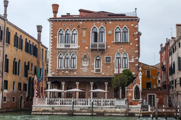 VENICE, ITALY - on MAY 4, 2015. City landscape. An architectural complex of buildings on the bank of the Grand channel (Canal Grande) — Stock Photo, Image