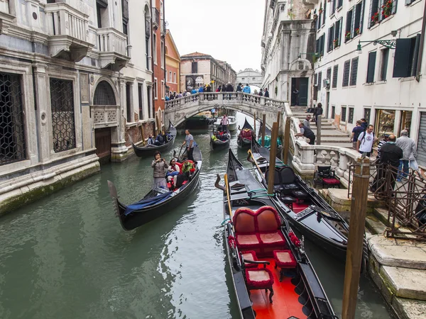 Venice, Italië - op 4 mei 2015. Lopen op een gondel op Venetiaanse kanalen - een van de meest bekende toeristische attracties in Venetië. — Stockfoto