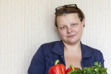 Genç kadın sebze el ve gülümsüyor tutar