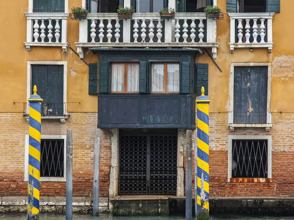 Venice, İtalya - 4 Mayıs 2015 tarihinde. Ada kentin tipik bir evde bir cephe bir parçası — Stok fotoğraf