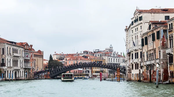 VENICE, ITALY - 4 мая 2015 г. Panoramic view of the Grand channel (Canal Grande) and Academy (Ponte dell 'Accademia) Bridge. Академия мост построен в 1934 году и является одним из четырех мостов через Большой канал (Большой канал ) — стоковое фото