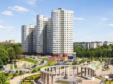 Pushkino, Rusya Federasyonu - 18 Haziran 2015 tarihinde. Leiny öğleden sonra şehir manzarası. Multystoried site içinde ve şehir merkezinde Anıtı
