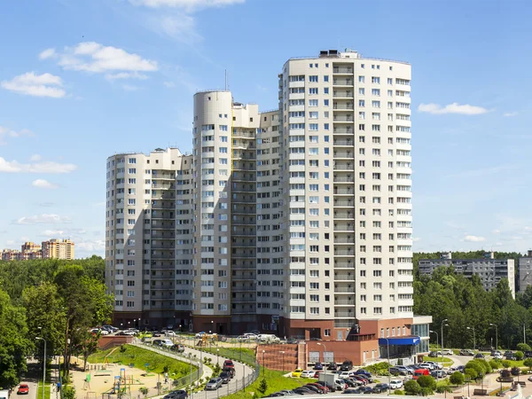 PUSHKINO, RUSIA - el 7 de mayo de 2015. Nuevas casas de varios pisos —  Fotos de Stock